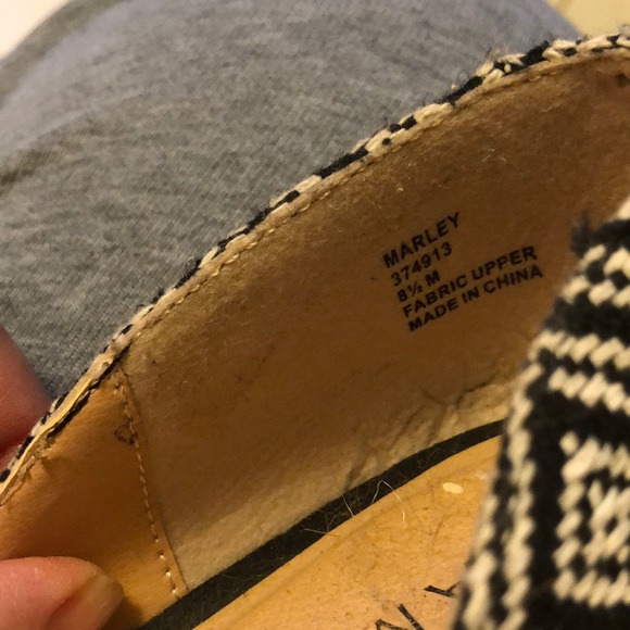 Cute two toned black and white flats, never worn! - Picture 5 of 5